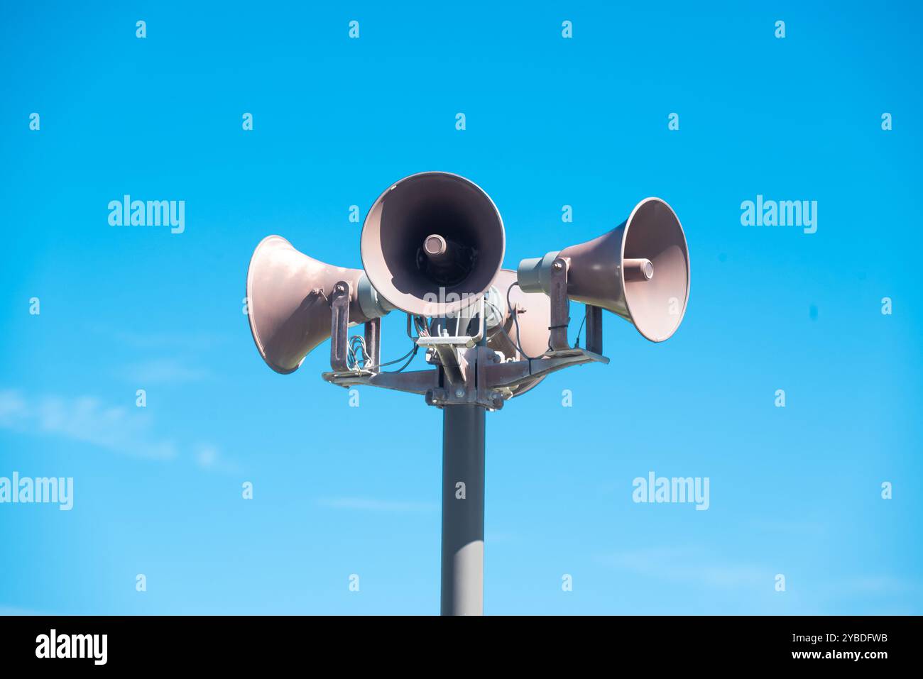 Lautsprecheranlage Megaphon an einem Pfosten (PA). Vier Richtungen Stockfoto