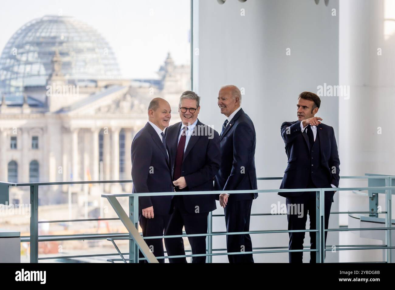 Berlin, Deutschland. Oktober 2024. Bundeskanzler Olaf Scholz (l-r), Sir Keir Starmer, Premierminister des Vereinigten Königreichs, US-Präsident Joe Biden und Emmanuel Macron, Präsident Frankreichs, treffen sich zu Gesprächen im Kanzleramt. Es ist Bidens erster bilateraler Besuch in Deutschland in seinen fast vier Jahren im Amt. Quelle: Christoph Soeder/dpa/Alamy Live News Stockfoto