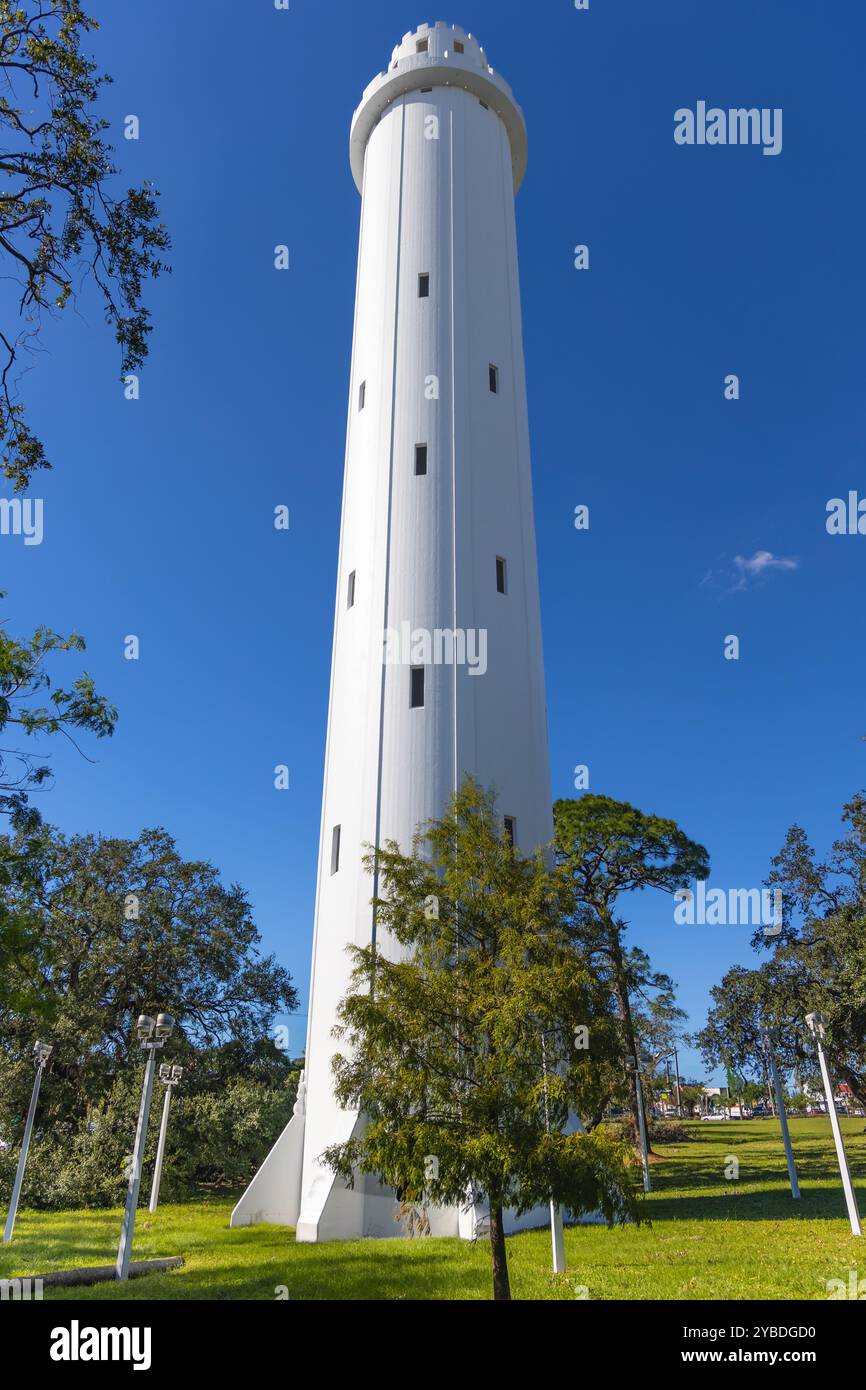 Der prächtige historische Sulphur Springs Water Tower Tampa Bay Florida USA. Der Sulphur Springs Water Tower erstreckt sich über einen blauen Himmel. Stockfoto