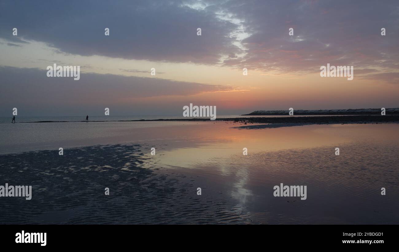 Oktober 2024. Sonnenaufgang im Nahen Osten, Maboulah Beach. Stockfoto