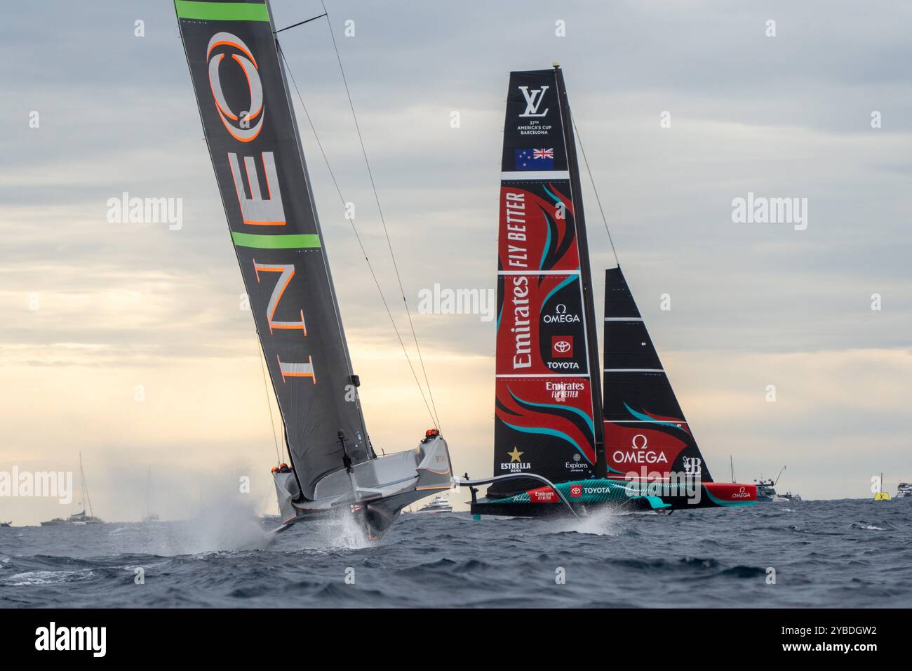 Barcelona, Spanien. Oktober 2024. Das Team Neuseeland gewinnt Rennen 8, und deshalb wird die Regatta am Samstag das Match-Rennen sein. Sie konnten den America's Cup viel schneller gewinnen, als alle erwartet hatten. Team New Zealand Gana la carrera 8, y por lo tanto la regata del sábado será el Match Race. Podr&#xed;an ganar la Copa América mucho más rápido de lo que todos pensaban. Auf dem Bild: ineos, britannia, Team New zealand News Sports -Barcelona, Spanien Freitag, 18. Oktober 2024 (Foto: Eric Renom/LaPresse) Credit: LaPresse/Alamy Live News Stockfoto