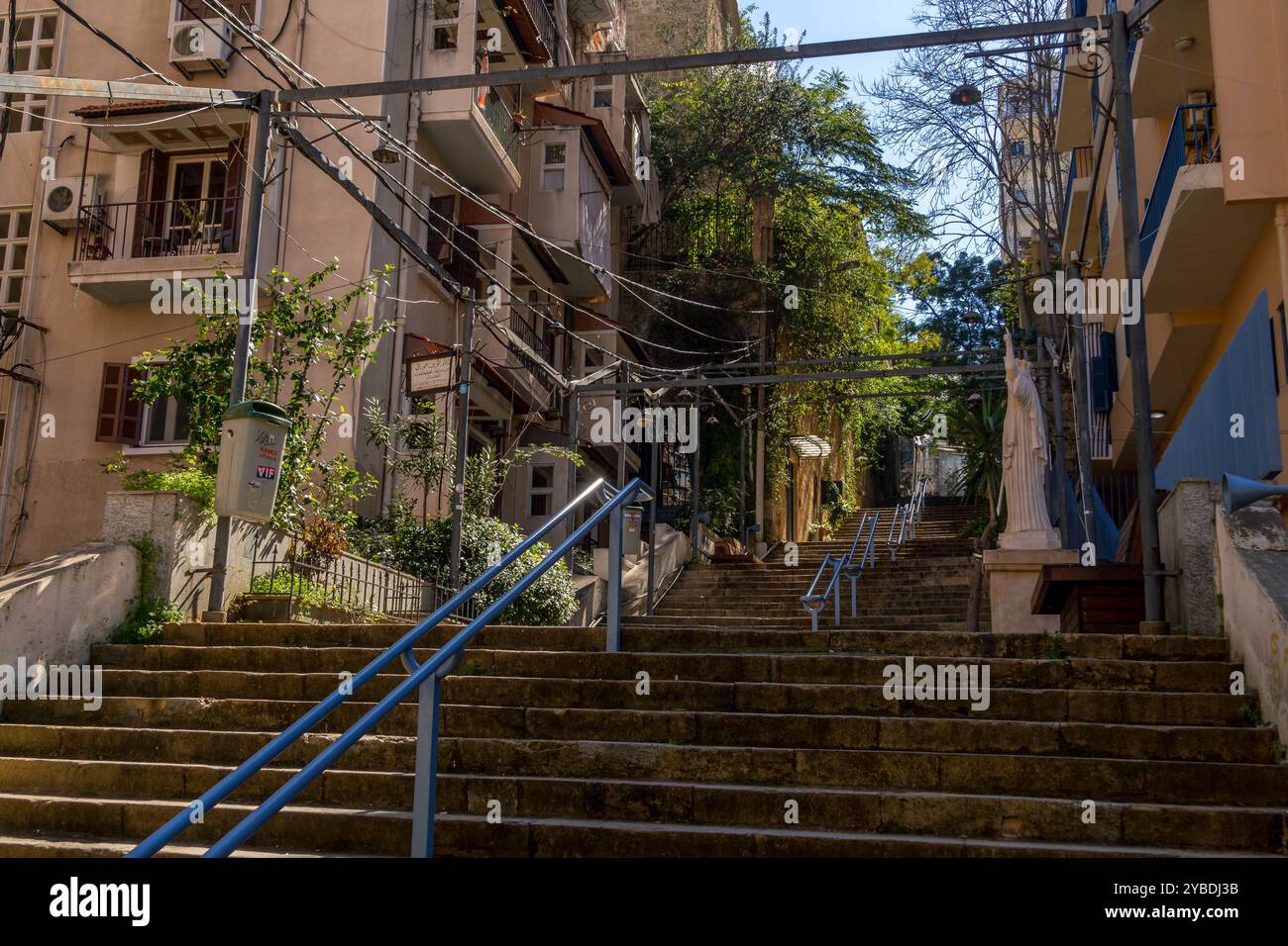 Die St. Nicolas Treppe in den alten Straßen des Beirut Gemmayzeh Bezirks im Libanon. Stockfoto