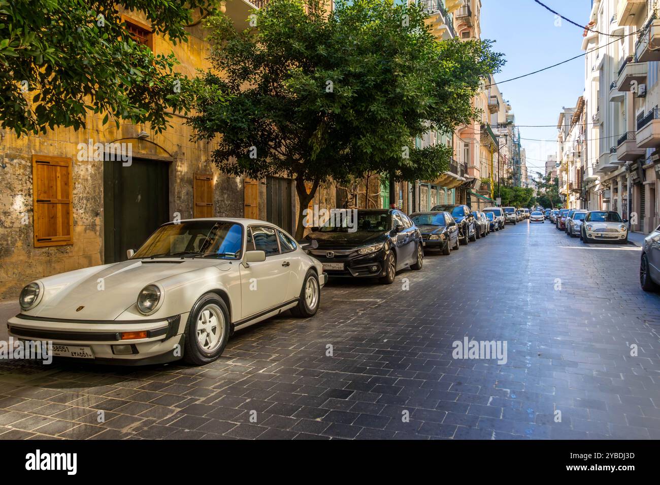 Die Autos parkten in den engen Gassen des Gemmayzeh Bezirks in Beirut, Libanon. Stockfoto