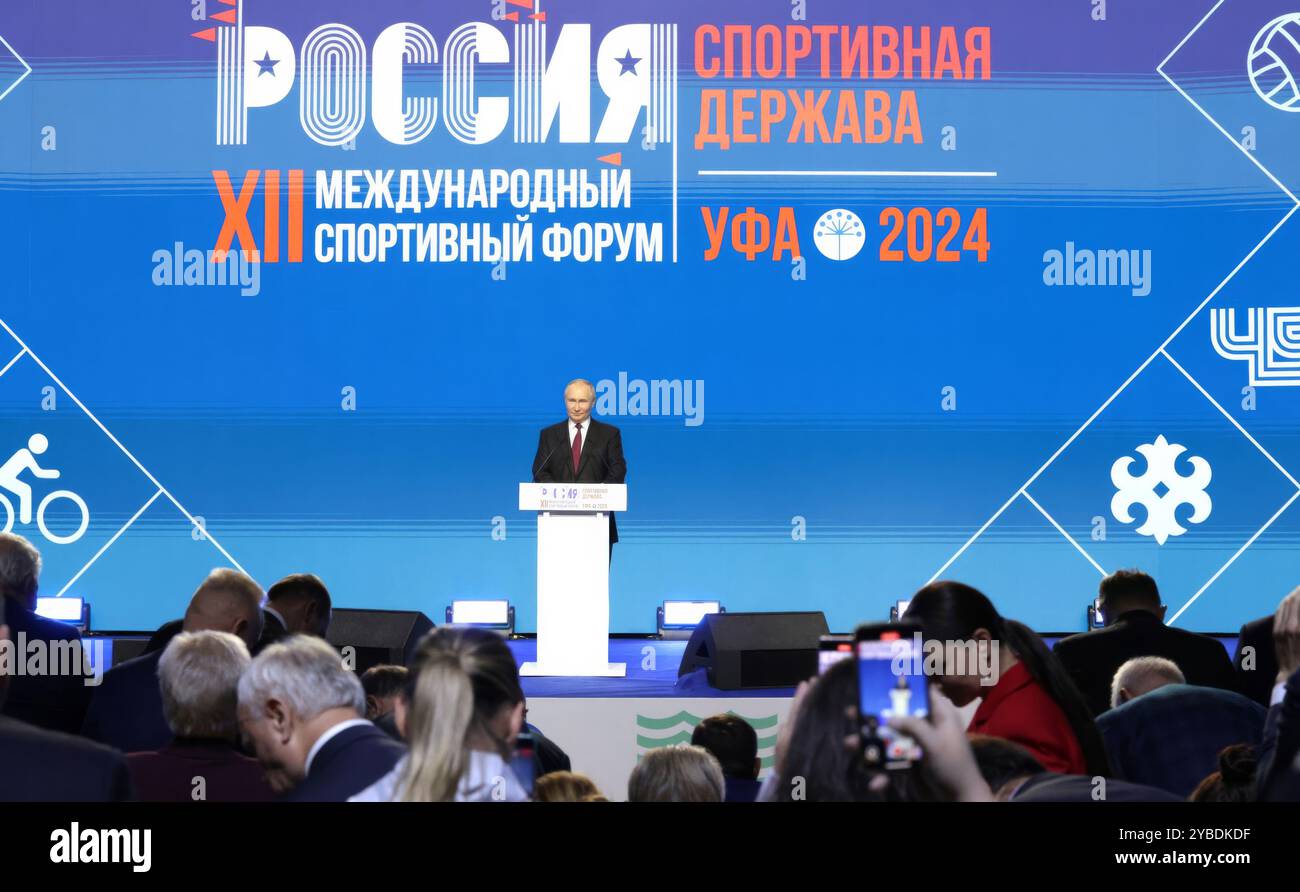 Ufa, Russland. Oktober 2024. Der russische Präsident Wladimir Putin hält auf dem Internationalen Sportforum „Land des Sports“ am 17. Oktober 2024 in Ufa, Baschkortostan, Russland. Quelle: Gavriil Grigorov/Kreml Pool/Alamy Live News Stockfoto