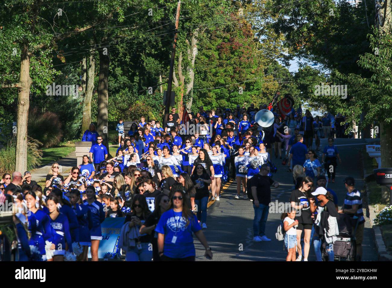 Hauppauge, New Yoprk, USA - 5. Oktober 2024: Fans feiern Homecoming an einem lebhaften Herbsttag. Stockfoto