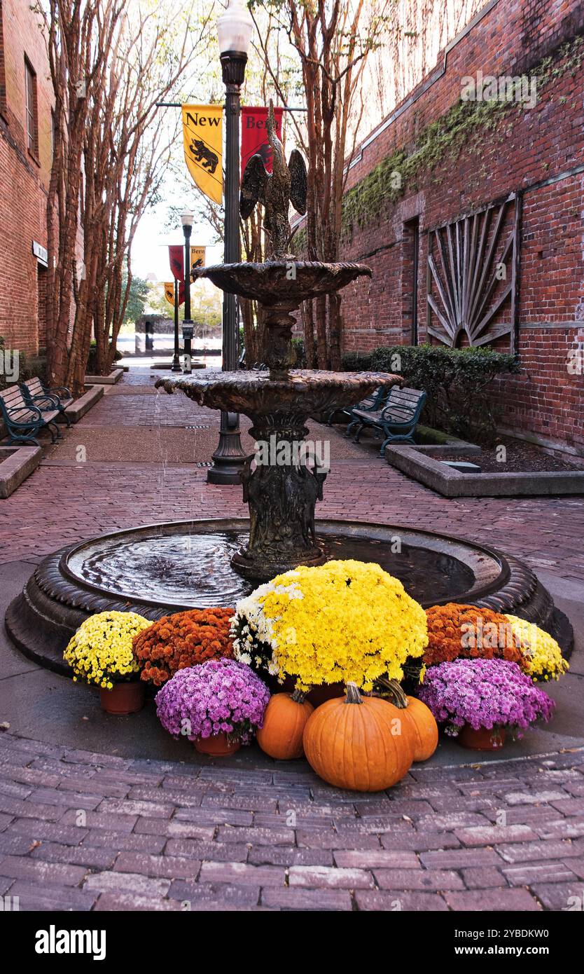 Mütter und Kürbisse schmücken während des Mumfests 2024 einen Brunnen in der Innenstadt von New Bern, North Carolina Stockfoto