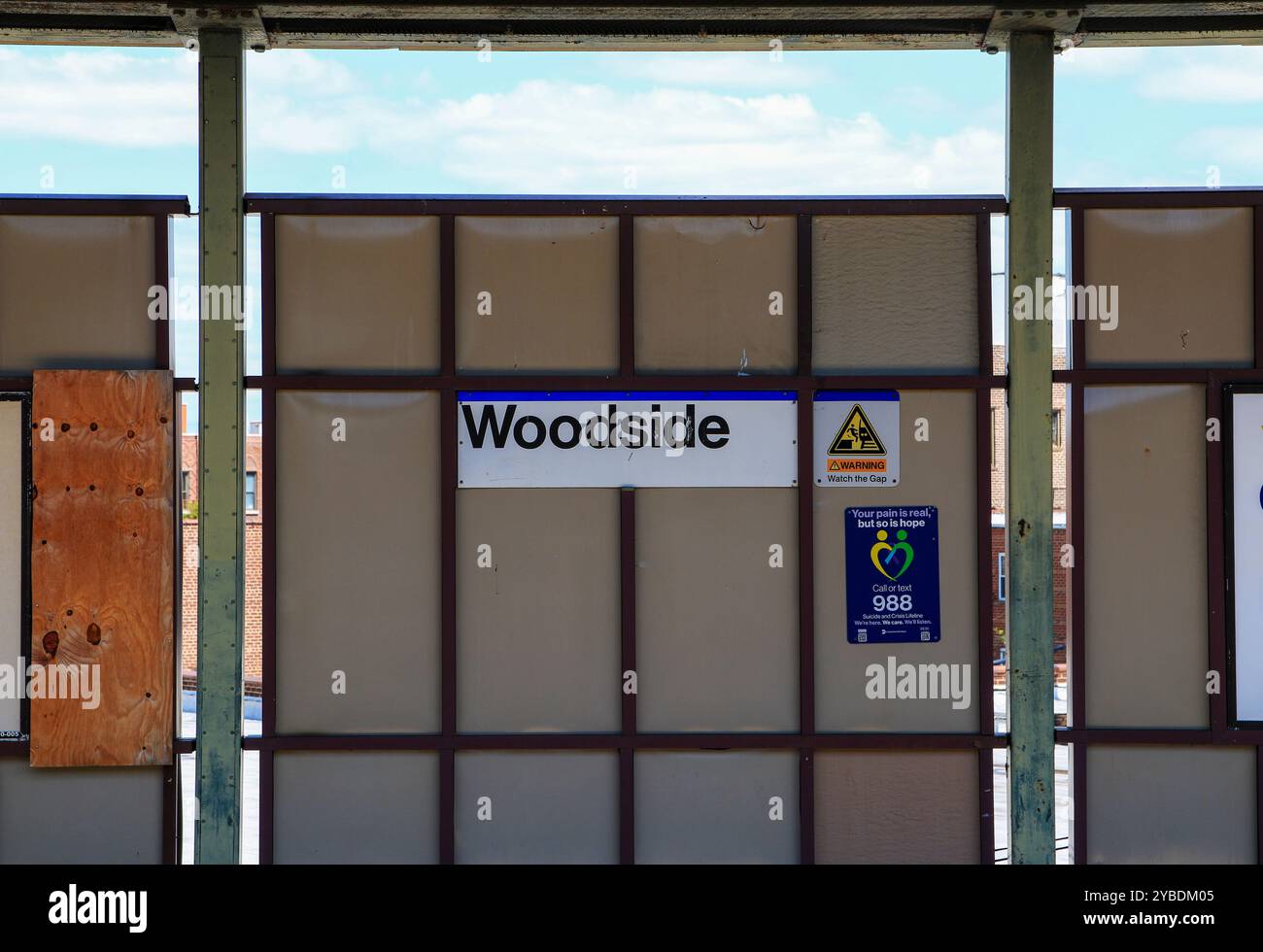 Woodside, New York, USA - 20. August 2024: Schild gegenüber den Zügen am Bahnhof Woodside in Queens New York. Stockfoto