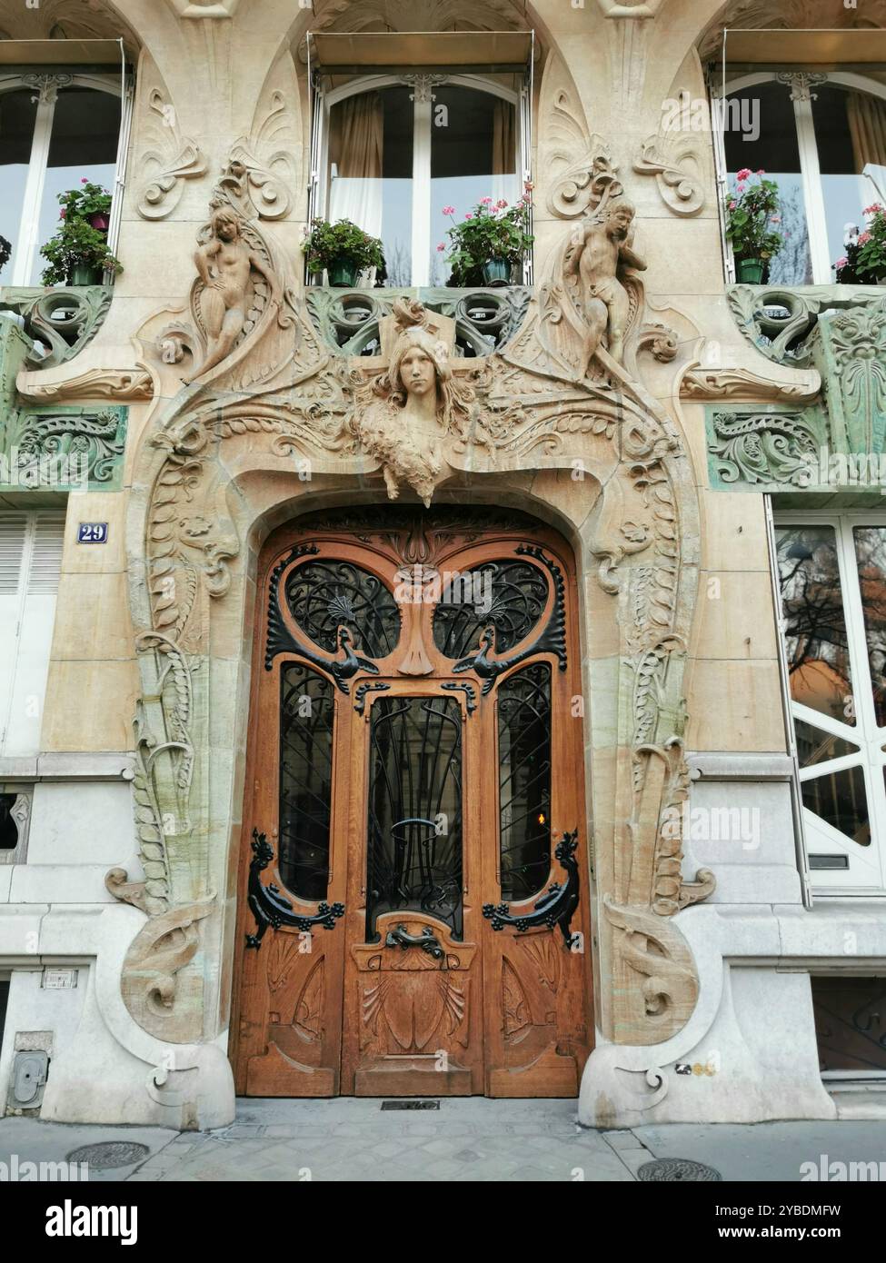 Tür zur 29 Avenue Rapp Paris Frankreich (1901), Architekt: Jules Lavirotte, Skulpturen am Eingang: Jean-Baptiste Larrivé - Smartphone-aufgenommenes Stockfoto