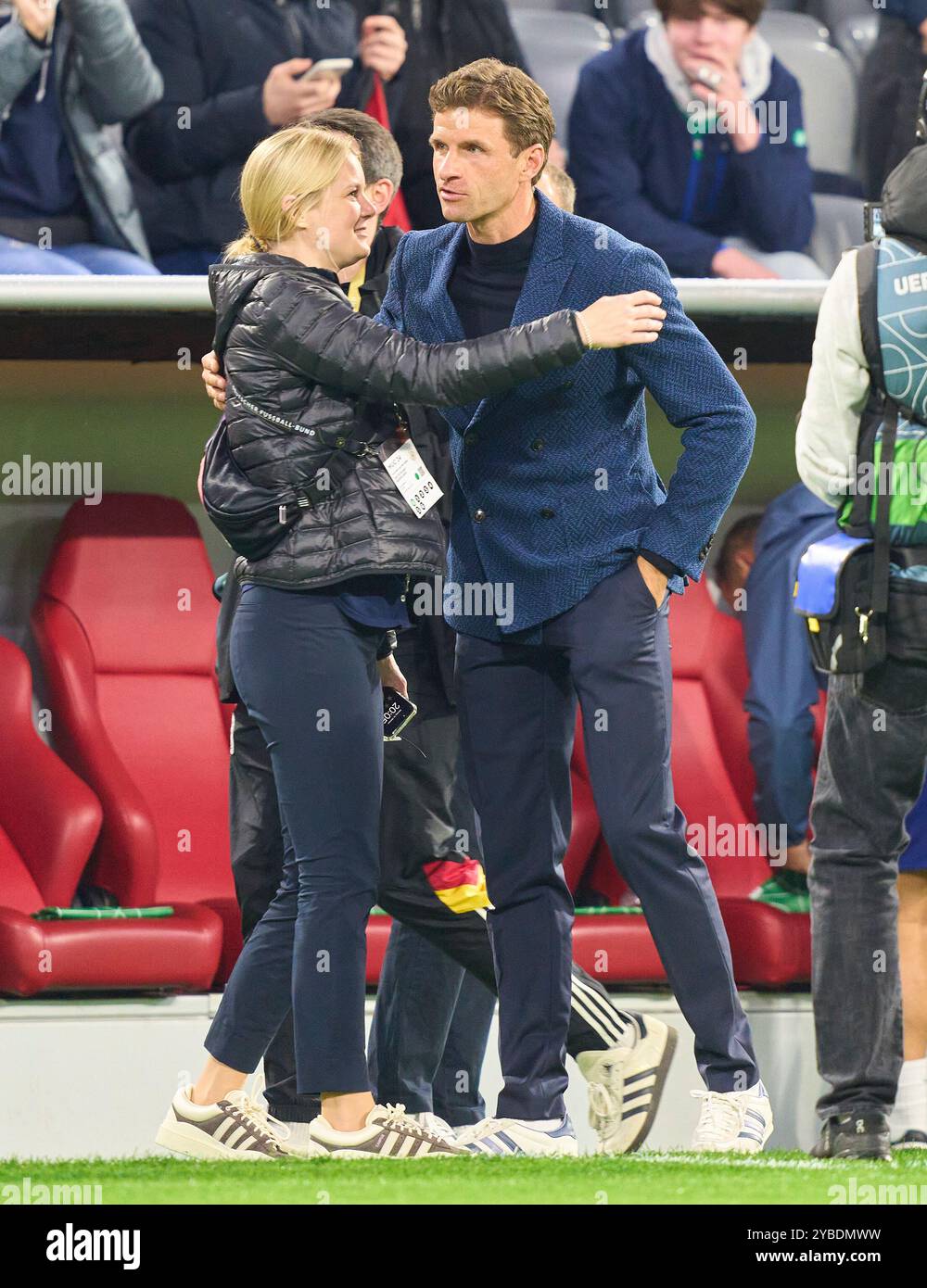 Thomas MUELLER, Mueller Verabschiedung, Franziska Wuelle, Pressesprecherin DFB-Team, DFB-Medienchef, in der UEFA Nations League 2024 Spiel DEUTSCHLAND - NIEDERLANDE 1-0 in der Saison 2024/2025 am 14. Oktober 2024 in München. Fotograf: ddp-Bilder/Sternbilder Stockfoto