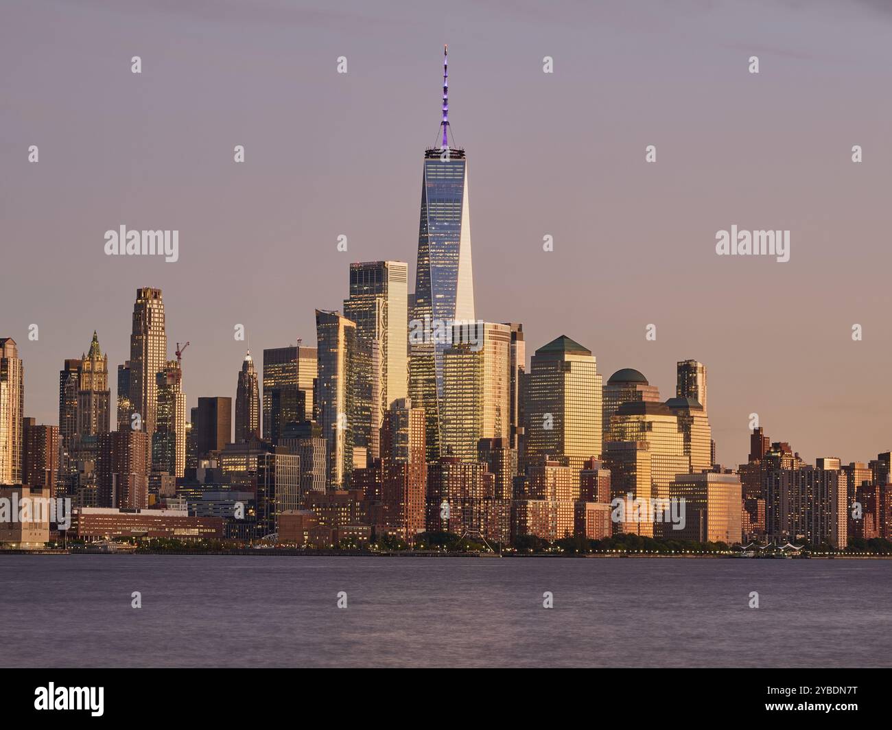 New York, NY, USA - 17. Oktober 2024: Sonnenuntergang über Lower Manhattan am 17. Oktober 2024 in New York City, New York, USA. *NUR REDAKTIONELLE VERWENDUNG* Stockfoto