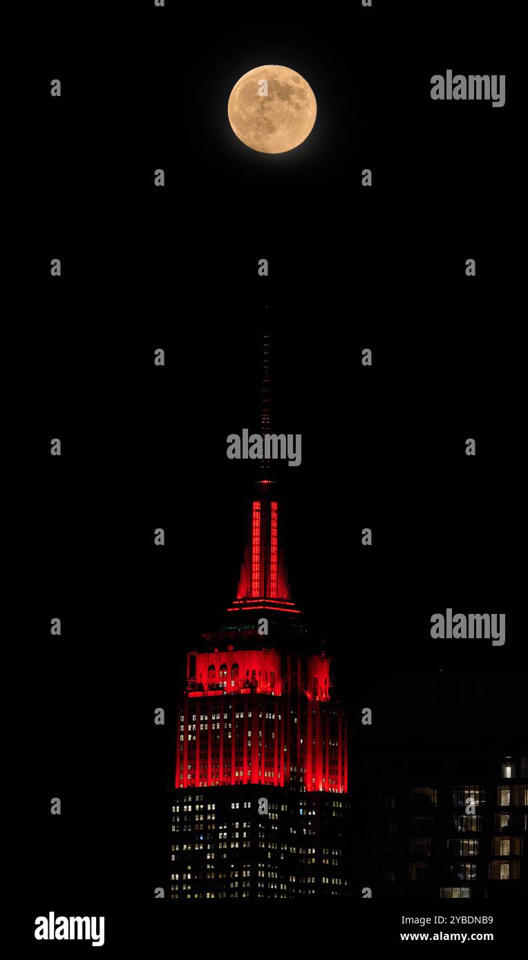 New York, NY, USA – 17. Oktober 2017: Der Empire State Building Tower Lights Shining Red zur Unterstützung der Hurrikan Helene & Milton Opfern. Stockfoto