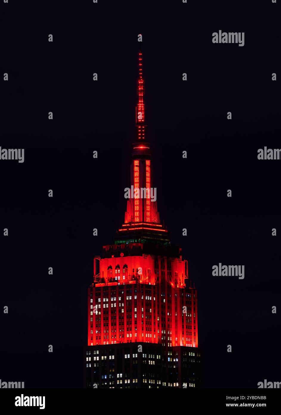 New York, NY, USA – 17. Oktober 2017: Der Empire State Building Tower Lights Shining Red zur Unterstützung der Hurrikan Helene & Milton Opfern. Stockfoto