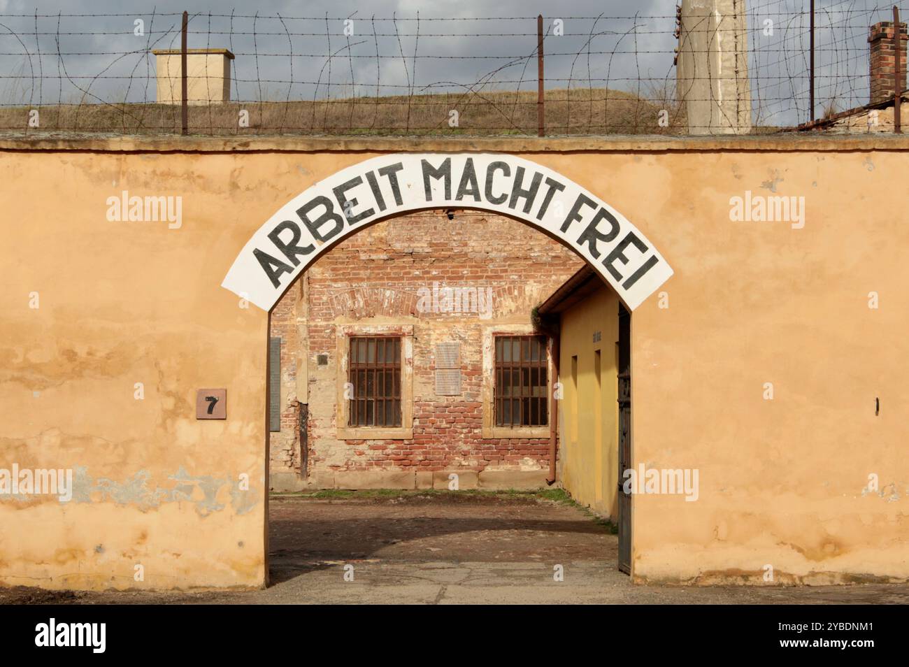 Eintritt zur Gedenkstätte des Konzentrationslagers Terezin mit Schild „Arbeit Macht frei“ (Work Sets you Free) Stockfoto