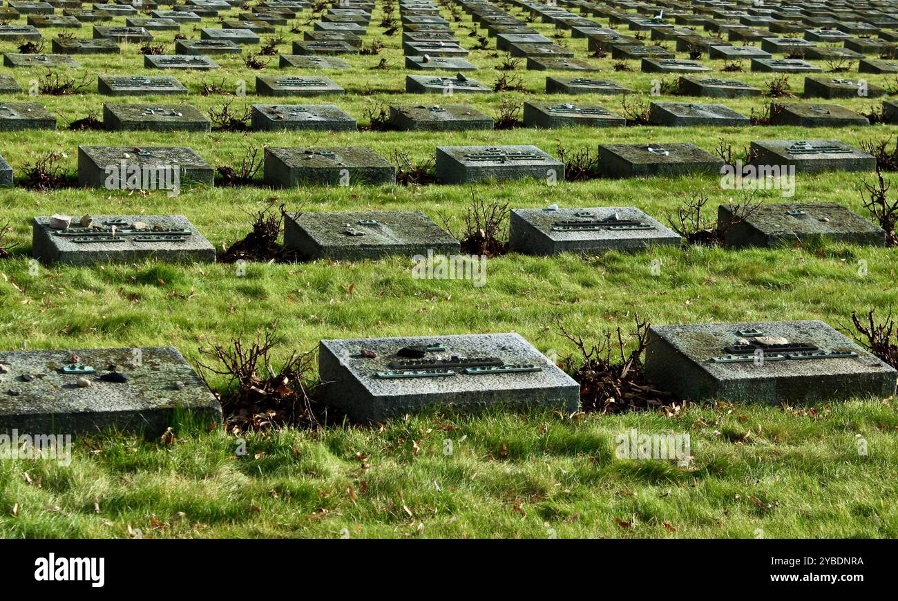 Terezin, Tschechische Republik - Januar 31 2016: Nahaufnahme der Gräber auf dem Gedenkfriedhof Terezín Stockfoto