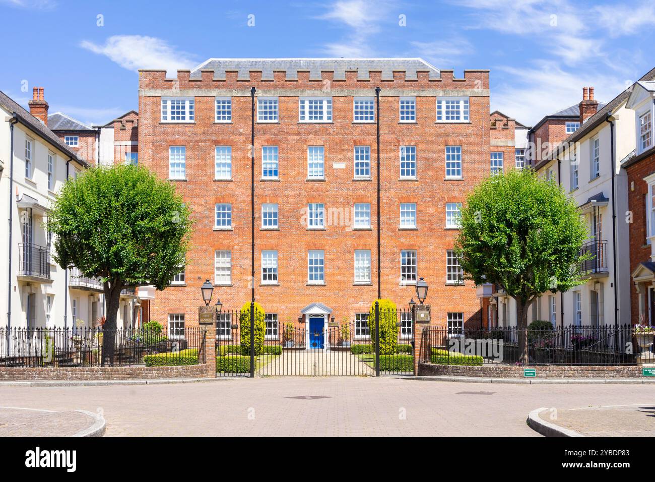 Apartments mit Blick auf die Kathedrale an der Crane Bridge Road in Salisbury Wiltshire England Großbritannien GB Europa Stockfoto