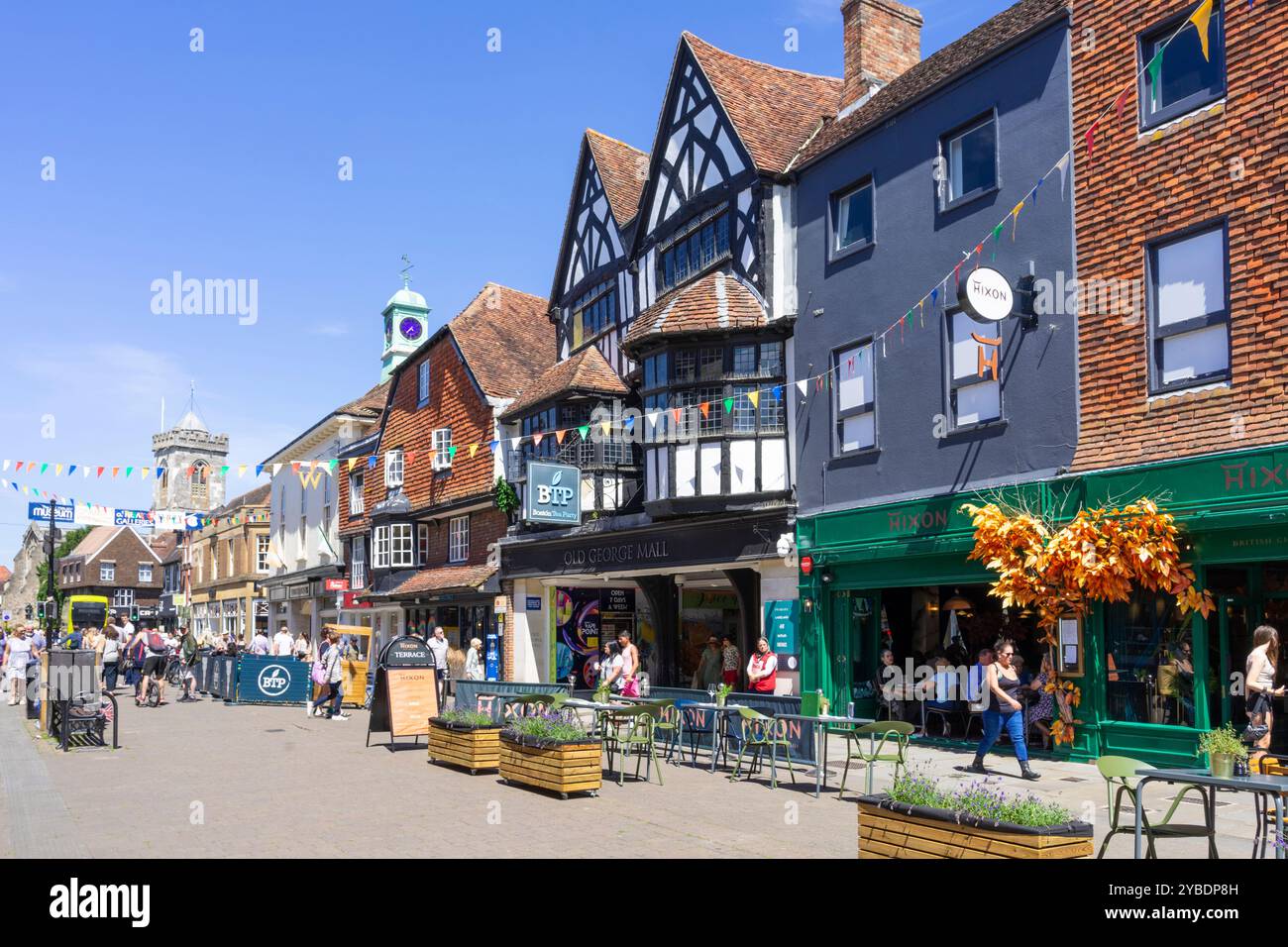 Geschäftige britische High Street mit Geschäften und Cafés auf der High Street im Stadtzentrum von Salisbury Salisbury Wiltshire England Großbritannien GB Europa Stockfoto