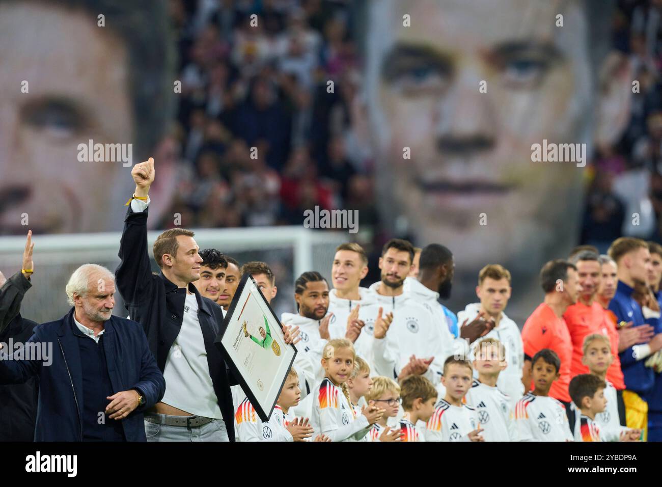 Verabschiedung Thomas MUELLER, Mueller, FCB 25 Manuel NEUER, Torhüter FCB 1 Ilkay Guendogan, DFB 21, Rudi Voeller, Voeller (DFB Sportdirektor), Bernd Neuendorf, DFB-Präsident Deutscher Fußballverband, beim Spiel der UEFA Nations League 2024 DEUTSCHLAND - NIEDERLANDE 1-0 in der Saison 2024/2025 am 14. Oktober 2024 in München. Fotograf: ddp-Bilder/Sternbilder Stockfoto