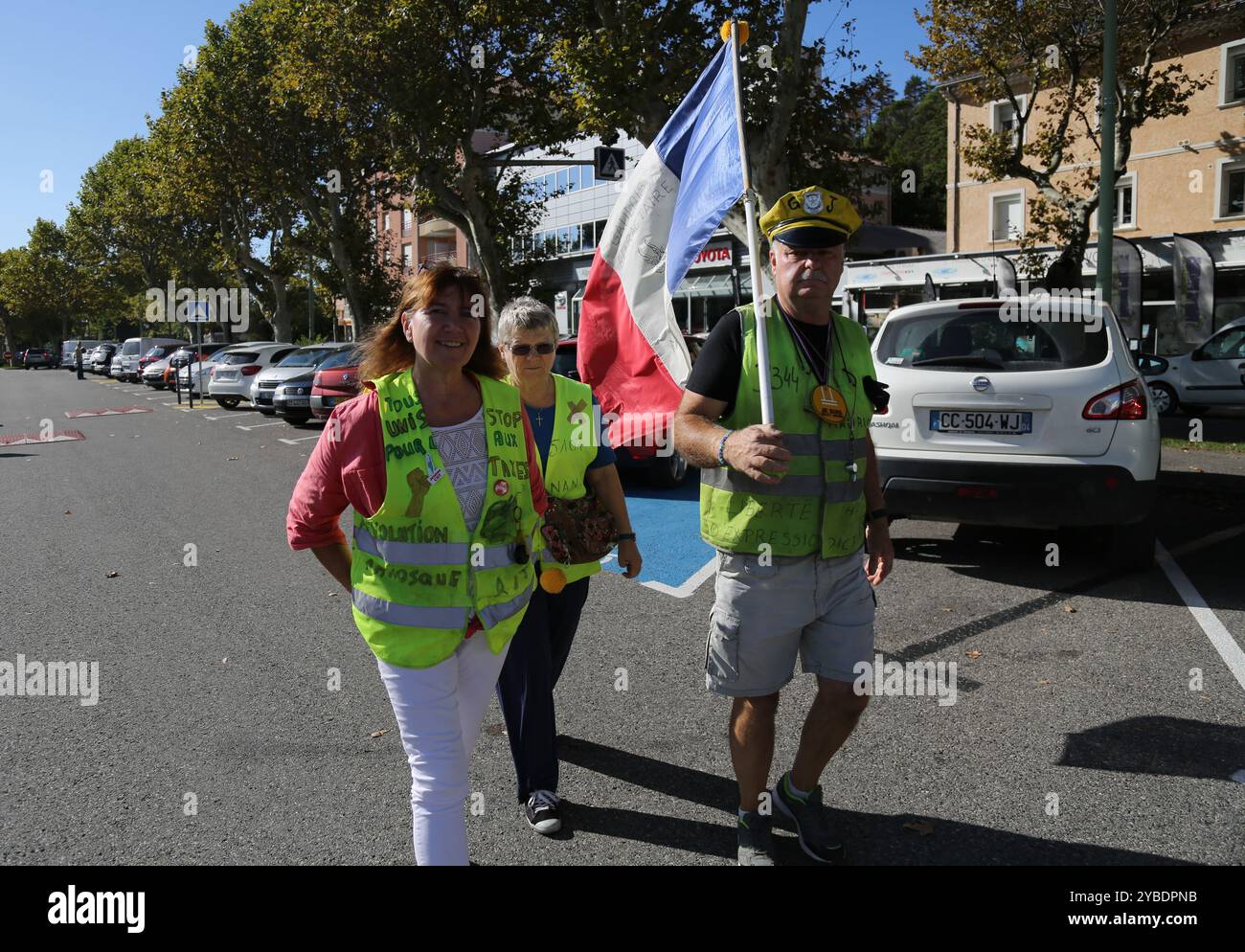 Sisteron, Frankreich. 28. September 2019. Gelbweste-Demonstranten und eine lokale gewerkschaft gehen auf die Straße, um gegen die vorübergehende Schließung der Nachtnotversorgung von Sisteron zu protestieren. Seit Anfang September haben die Protestierenden Gelbwesten am Samstag wieder Kundgebungen in Städten in ganz Frankreich aufgenommen, um nach einer Sommerpause wieder Unterstützung zu erlangen. Der französische Präsident Macron, der von der Jilet Jaune-Bewegung beschuldigt wurde, die täglichen Kämpfe vieler Franzosen ignoriert zu haben, hat kürzlich Steuersenkungen, Lohnerhöhungen und andere Maßnahmen zur Verbesserung der Situation für Haushalte mit niedrigem Einkommen enthüllt Stockfoto