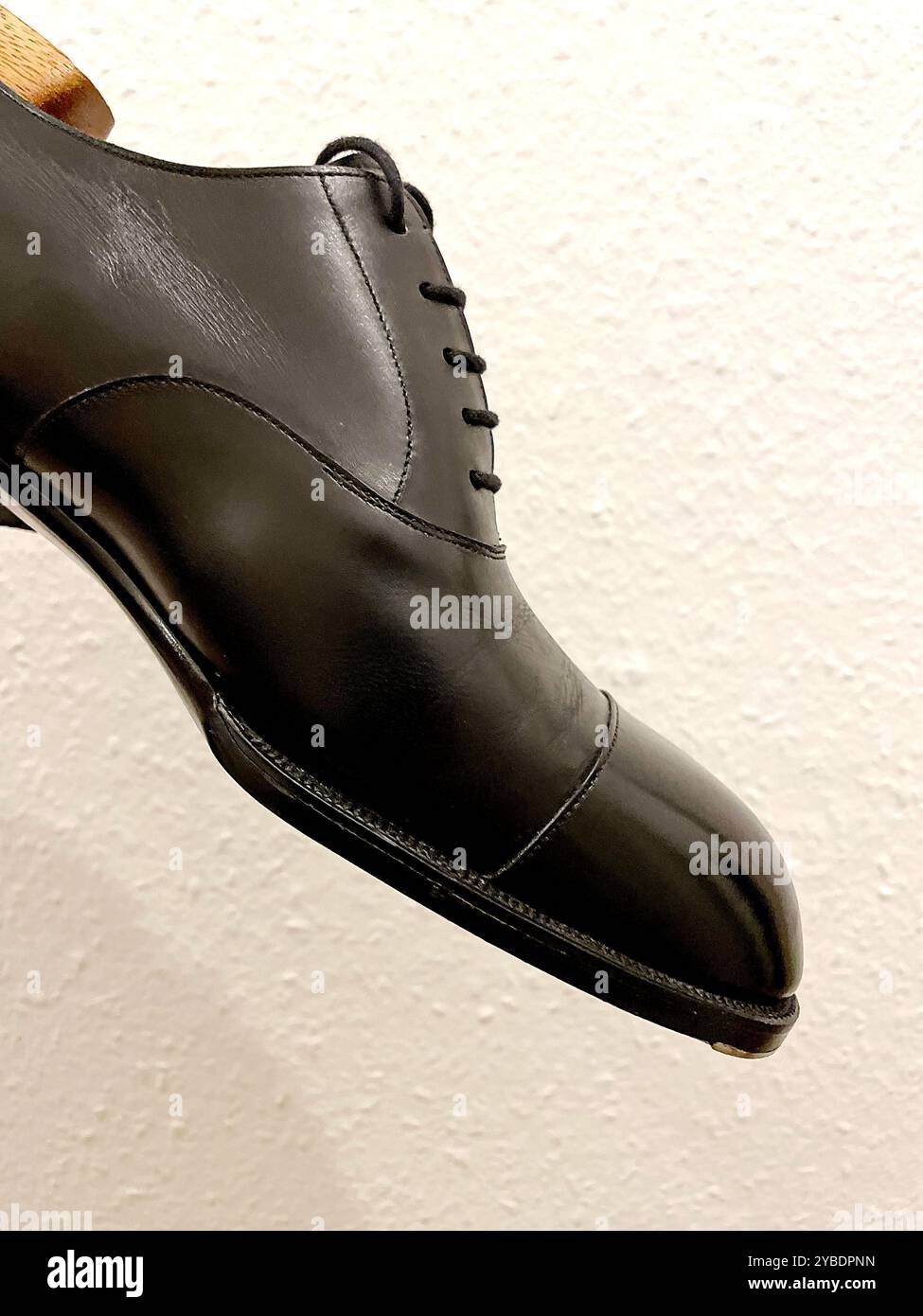 Hochwertige, Handgefertigte Britische Schuhe. Schwarze Kappe, Zehen, seitliches Schießen. Zehenform. Stockfoto