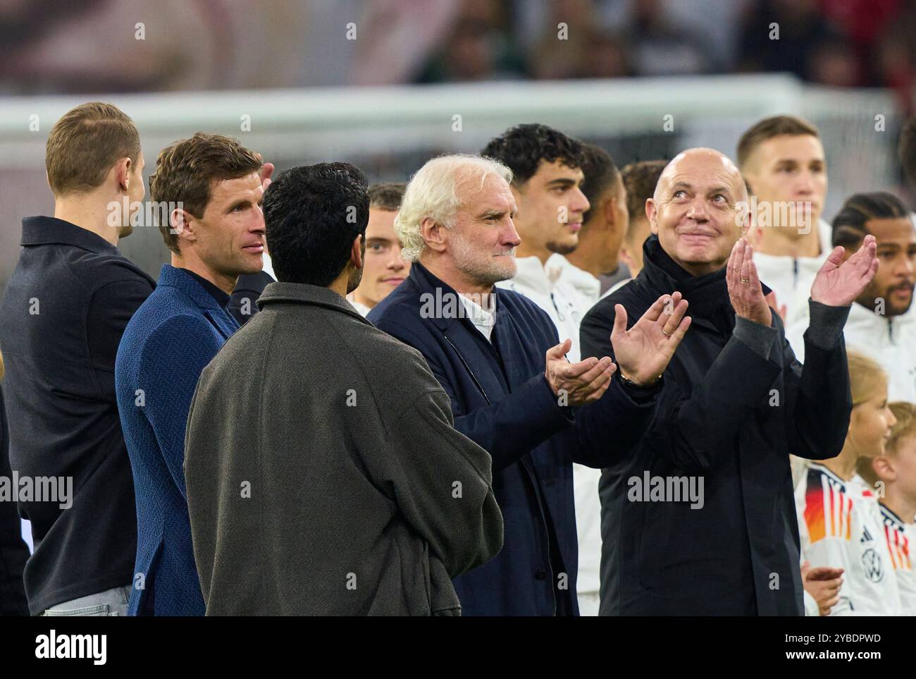 Verabschiedung Thomas MUELLER, Mueller, FCB 25 Manuel NEUER, Torhüter FCB 1 Ilkay Guendogan, DFB 21, Rudi Voeller, Voeller (DFB Sportdirektor), Bernd Neuendorf, DFB-Präsident Deutscher Fußballverband, beim Spiel der UEFA Nations League 2024 DEUTSCHLAND - NIEDERLANDE 1-0 in der Saison 2024/2025 am 14. Oktober 2024 in München. Fotograf: ddp-Bilder/Sternbilder Stockfoto