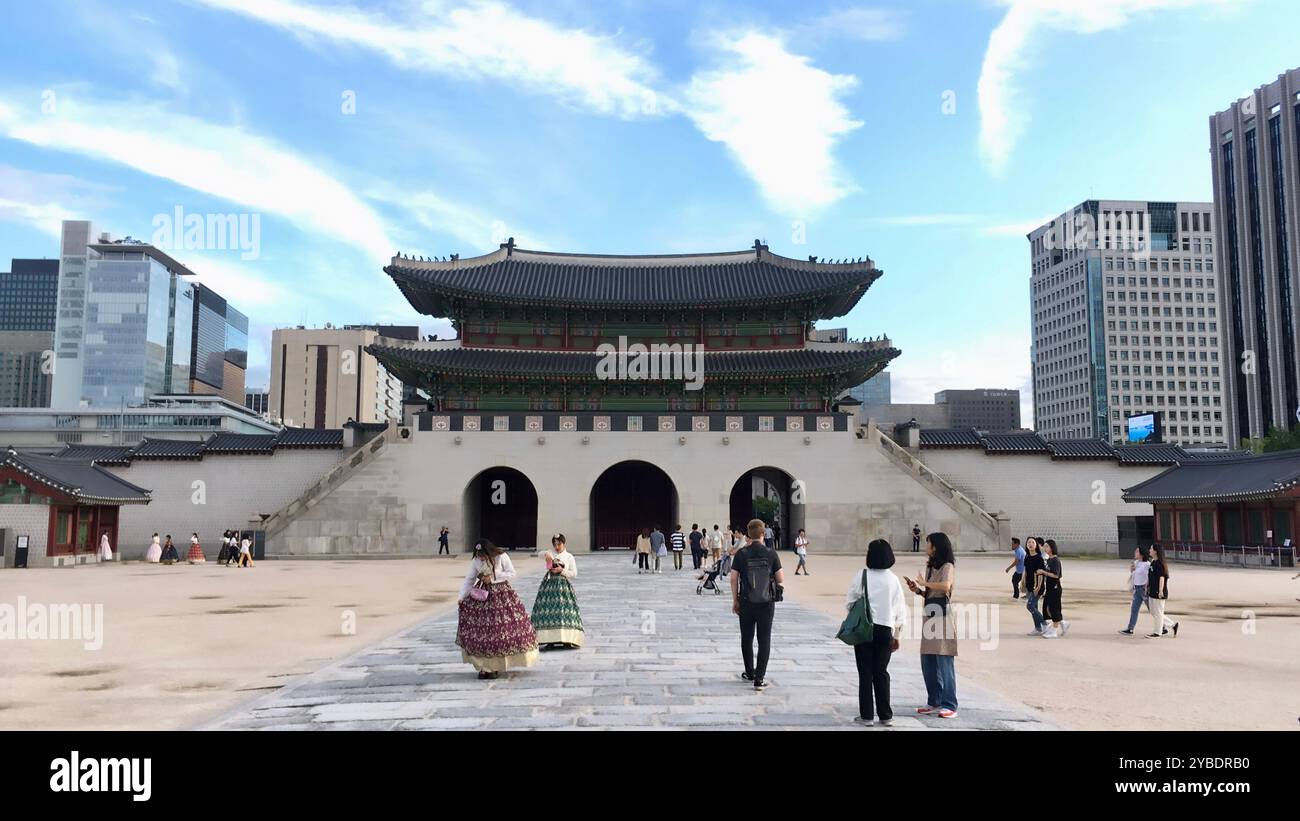 Seoul, Südkorea - 11. September 2019: Historisches Gwanghwamun Gate in Seoul, umgeben von moderner Stadtlandschaft und Besuchern im traditionellen Hanbok Stockfoto