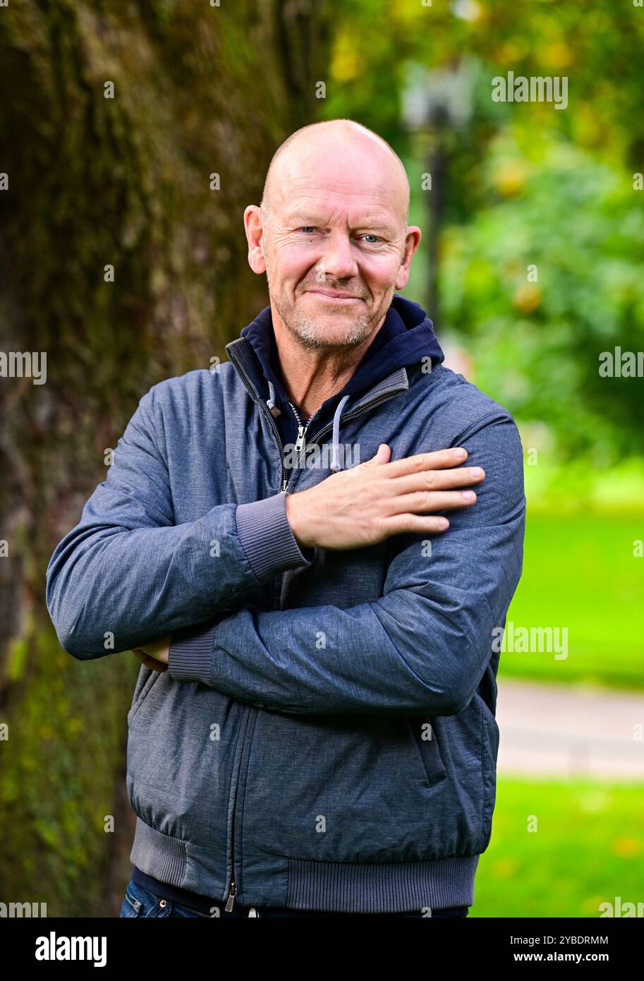 STOCKHOLM 20241003Hockeylegende Mats Sundin, 53, schrieb die Autobiografie „Tur och Retur“, in der er zum ersten Mal über den Weg zum Erfolg erzählt, unter anderem mit 18 Staffeln in der NHL, der Wahl in die Hockey Hall of Fame und als dreifacher Weltmeister. Foto: Jonas Ekströmer / TT / Code 10030 Stockfoto