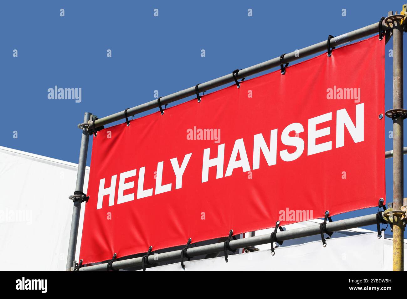 Aarhus, Dänemark - 8. Juni 2023: Helly Hansen Logo auf einem Banner. Helly Hansen ist ein norwegischer Hersteller von Textilien und Sportartikeln Stockfoto