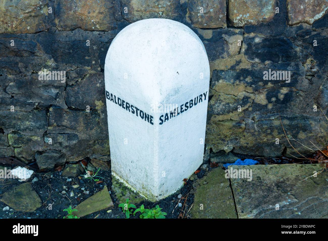 Grenzmarkierung am Mellor Brook Lancashire, markiert die Grenze zwischen Balderstone und Samlesbury. Stockfoto