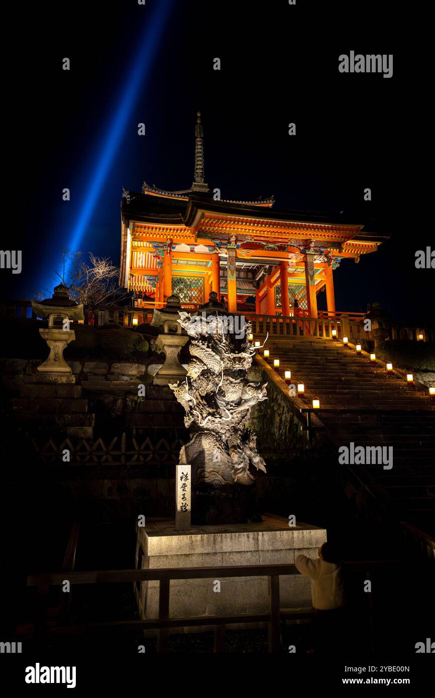 Kiyomizu dera-Tempel, beleuchtet bei Nacht mit Blaustrahl kyoto, japan Stockfoto