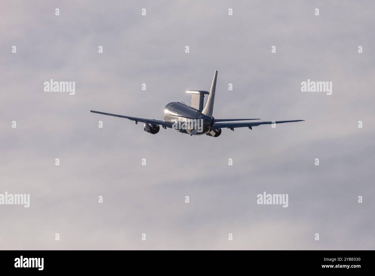 RAF Boeing E-7A Wedgetail AEW1, der den Flughafen Southend verlässt, wurde in den Farben der Royal Air Force lackiert. Es ist die erste von drei AEW-Flugzeugen Stockfoto