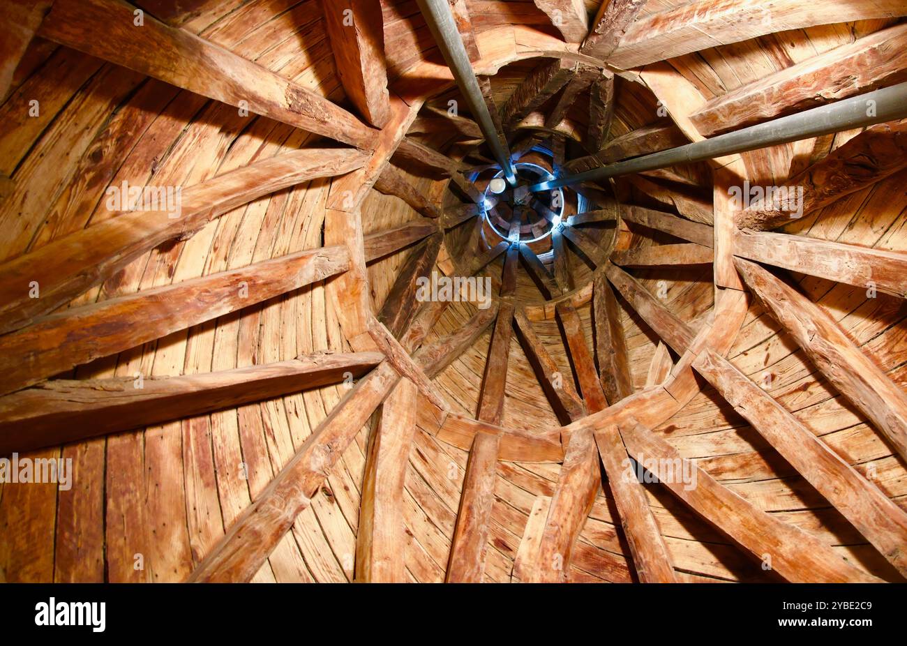Blick auf das handgefertigte Holzinnere eines Eckturms im Casa Botines Antoni Gaudi Museum Leon Castile und Leon Spain Europe Stockfoto