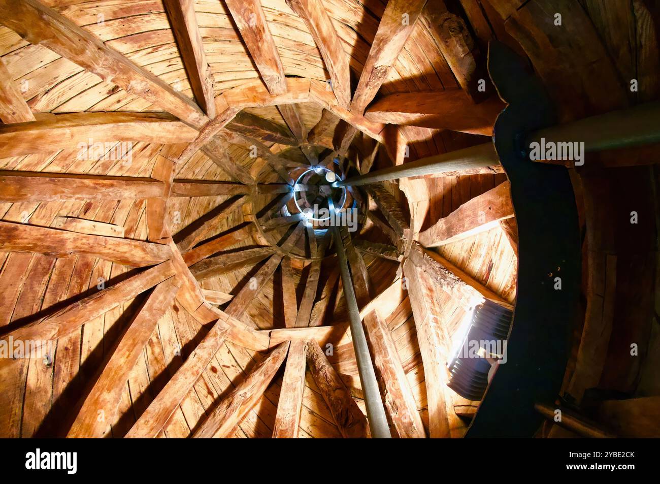 Blick auf das handgefertigte Holzinnere eines Eckturms im Casa Botines Antoni Gaudi Museum Leon Castile und Leon Spain Europe Stockfoto