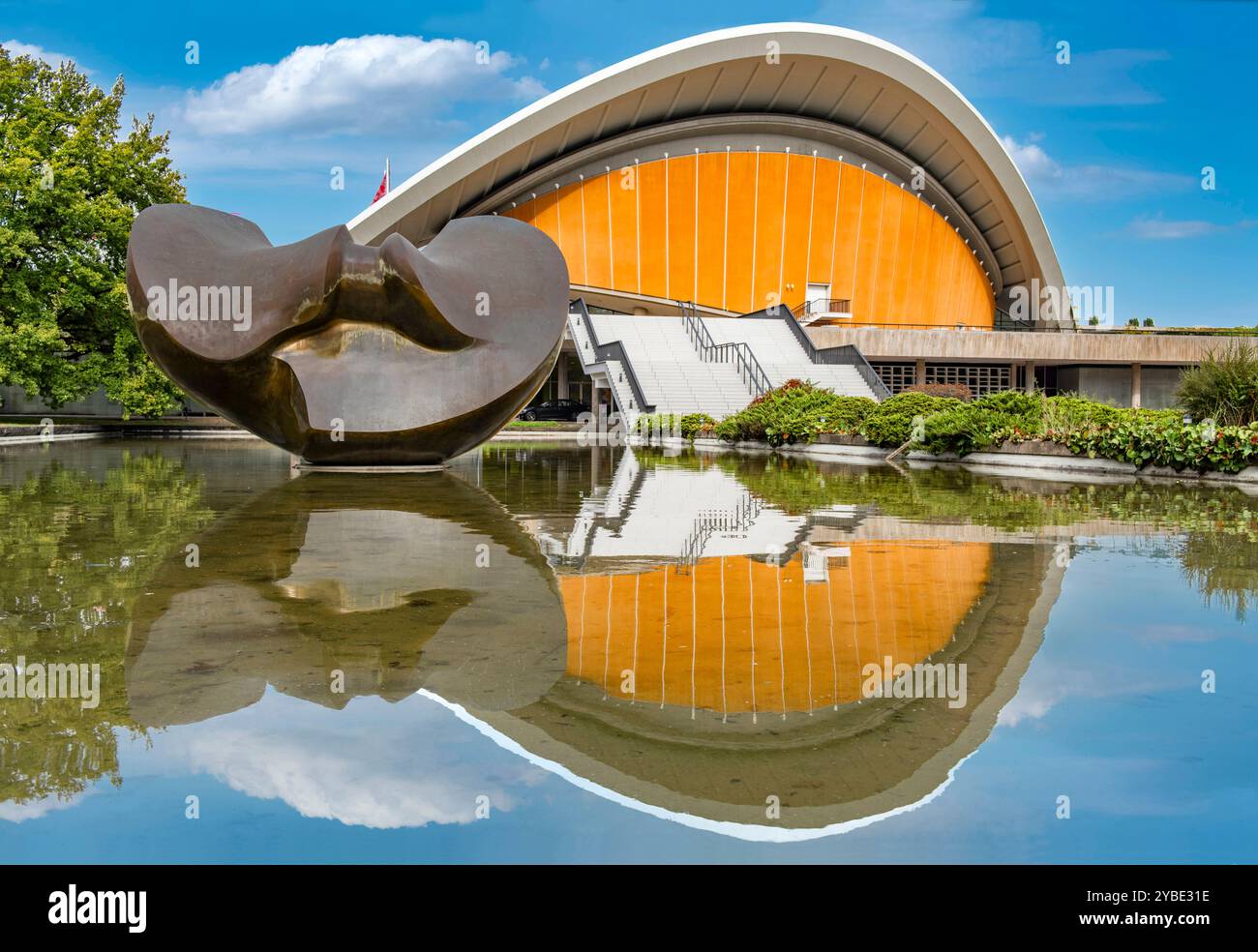 Berlin, Haus der Kulturen der Welt und Bronzeskulptur großer geteilter Oval-Schmetterling von Henry Moore mit Wasserreflexion - Berlin, 7. Oktober 2024 - Stockfoto Berlin, Haus der Kulturen der Welt und Bronzeskulptur großer geteilter Oval-Schmetterling von Henry Moore mit Wasserreflexion - Berlin, 7. Oktober 2024 - Stockfoto