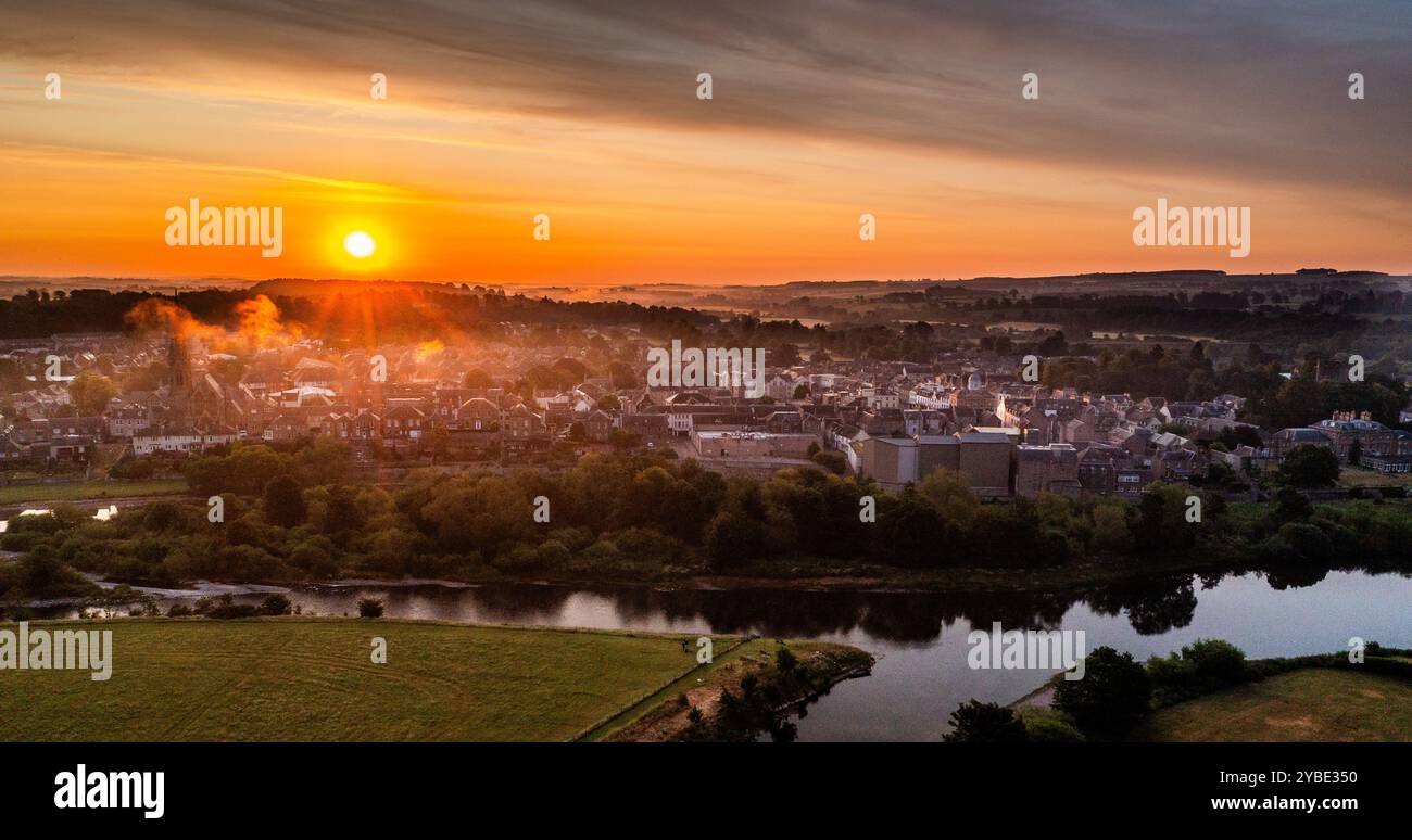 Sonnenaufgang über der Kreuzung, wo der Teviot auf den Tweed bei Kelso in der schottischen Grenze trifft Stockfoto