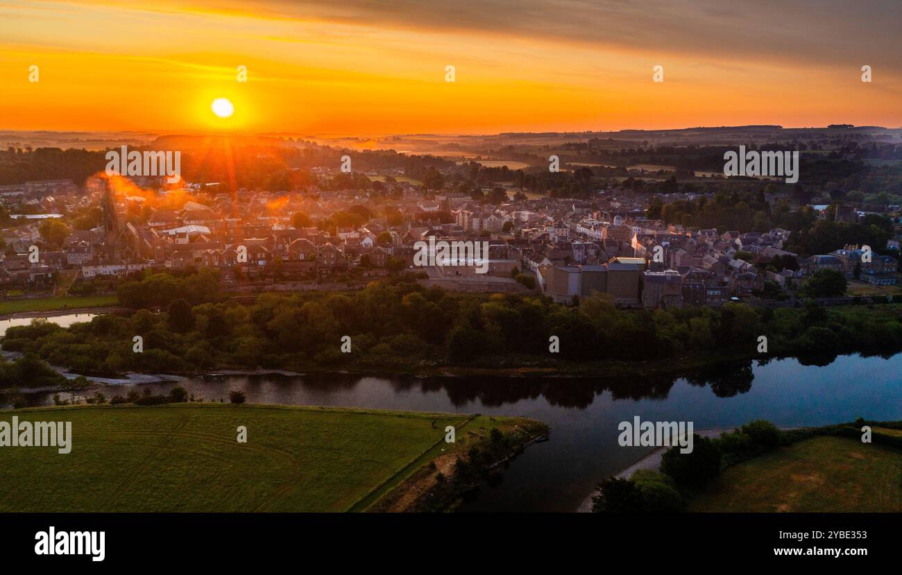 Sonnenaufgang über der Kreuzung, wo der Teviot auf den Tweed bei Kelso in der schottischen Grenze trifft Stockfoto