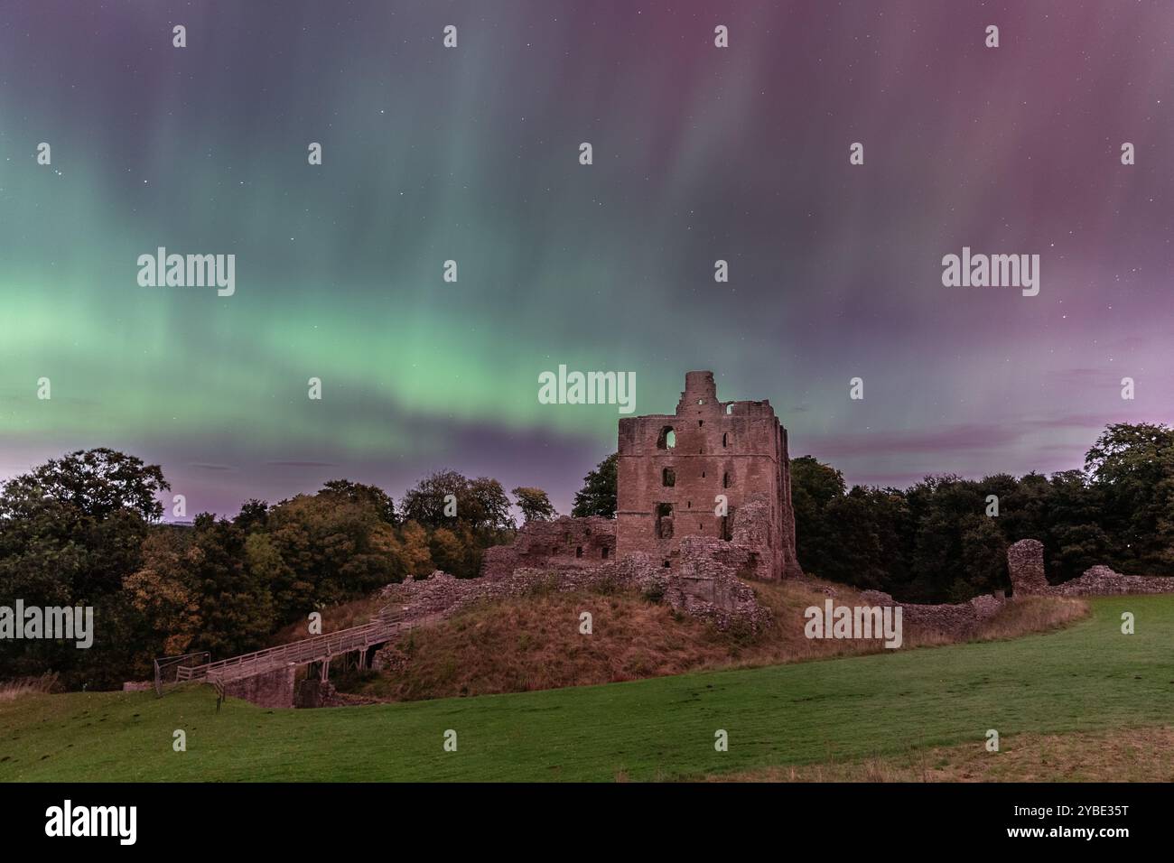 Die Nordlichter über Norham Castle, Northumberland, England, Großbritannien Stockfoto