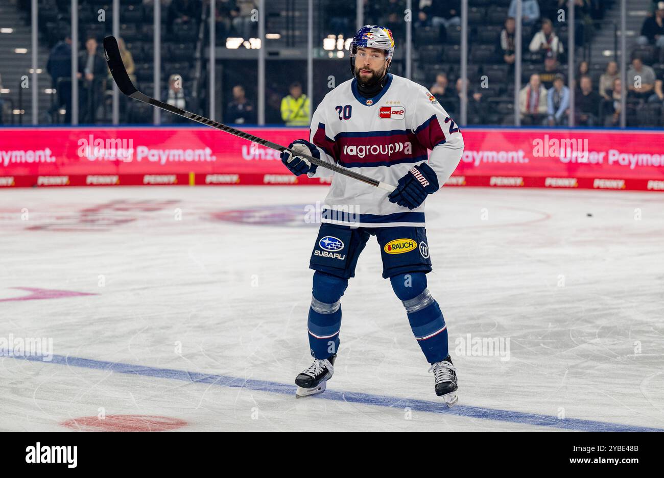 Andreas Eder (EHC Red Bull München, #20) beim Warmup. GER, EHC Red Bull München gegen Augsburger Panther, Eishockey, DEL, 10. Spieltag, Saison 2024/2025, 18.10.2024. Foto: Eibner-Pressefoto/Heike Feiner Stockfoto