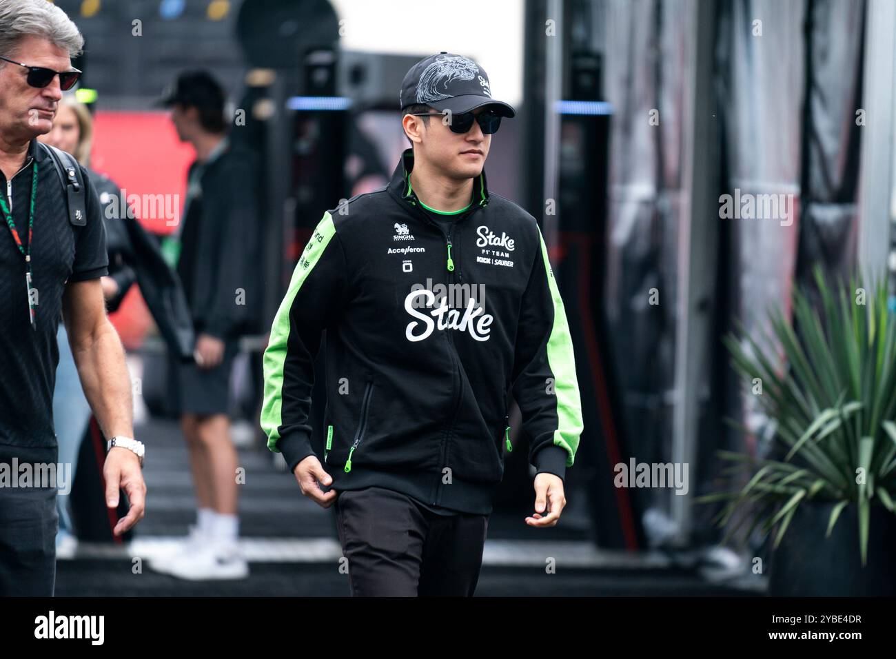 Austin, Usa. Oktober 2024. Der chinesische Formel-1-Pilot Guanyu Zhou vom Stake F1 Team kommt am Freitag, den 18. Oktober 2024, zum Formel-1-Grand-Prix der USA auf dem Circuit of the Americas in Austin, Texas. Foto: Greg Nash/UPI Credit: UPI/Alamy Live News Stockfoto