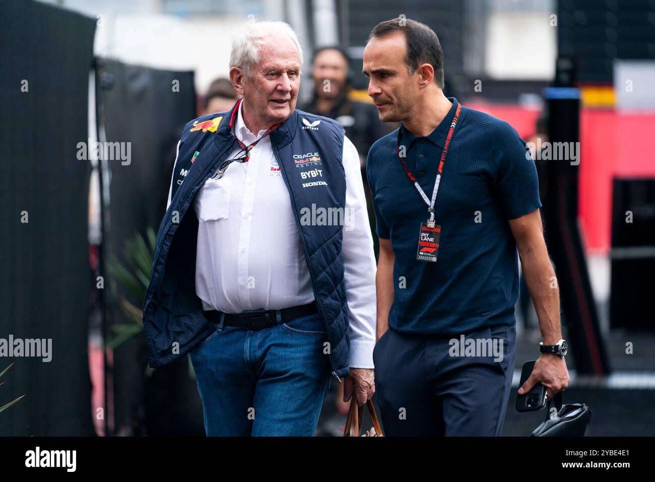 Austin, Usa. Oktober 2024. Helmut Marko, Senior Advisor von Red Bull Racing, kommt am Freitag, den 18. Oktober 2024, zum Formel-1-Grand-Prix der Vereinigten Staaten auf dem Circuit of the Americas in Austin, Texas. Foto: Greg Nash/UPI Credit: UPI/Alamy Live News Stockfoto