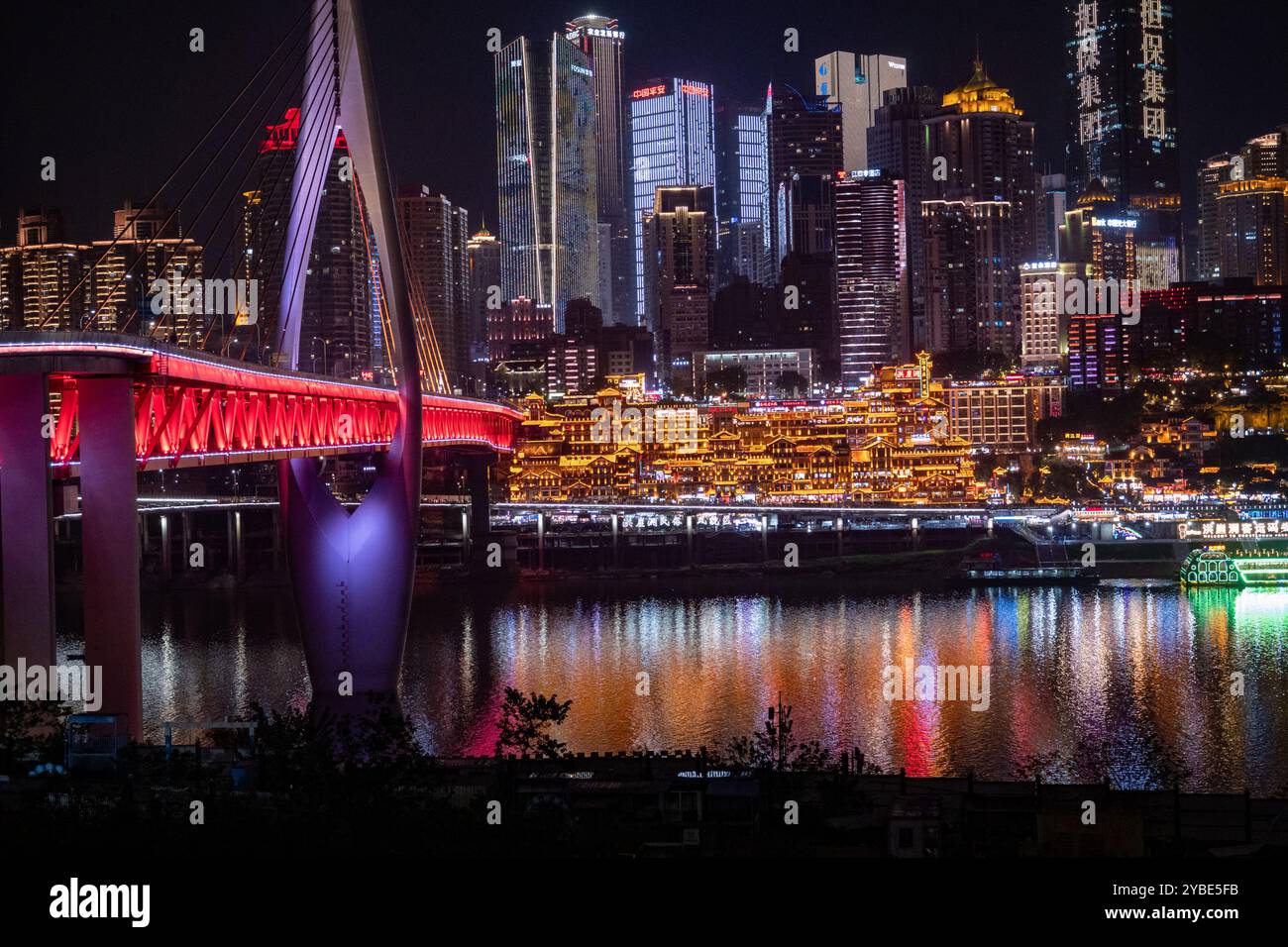 Der atemberaubende Blick bei Nacht auf die Chongqing Hongya Höhle und ihr geschäftiges Geschäftsviertel macht sie zu einem absoluten Reiseziel für Touristen. Stockfoto