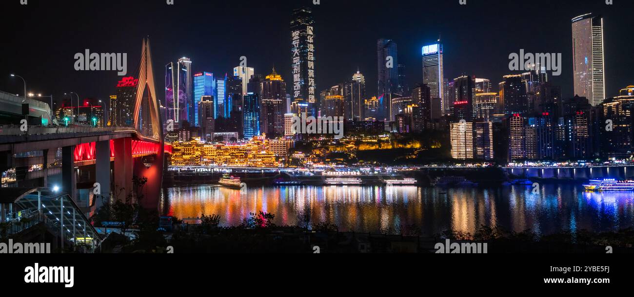 Der atemberaubende Blick bei Nacht auf die Chongqing Hongya Höhle und ihr geschäftiges Geschäftsviertel macht sie zu einem absoluten Reiseziel für Touristen. Stockfoto