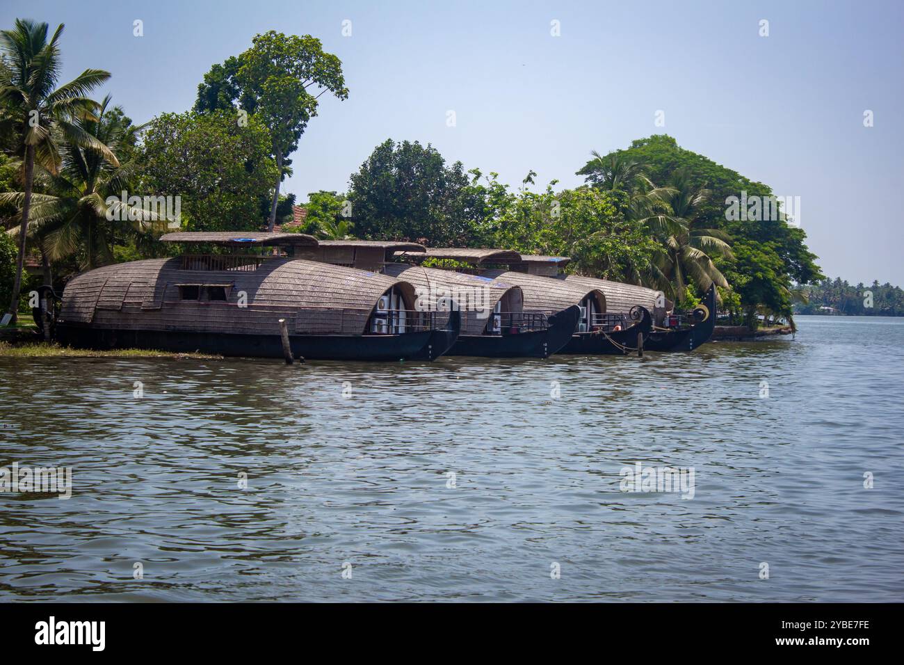 Hausboote, die entlang des Alappuzha-Backwaters im indischen Bundesstaat Kerala stationiert sind. Wird als Venedig des Ostens bezeichnet. Stockfoto