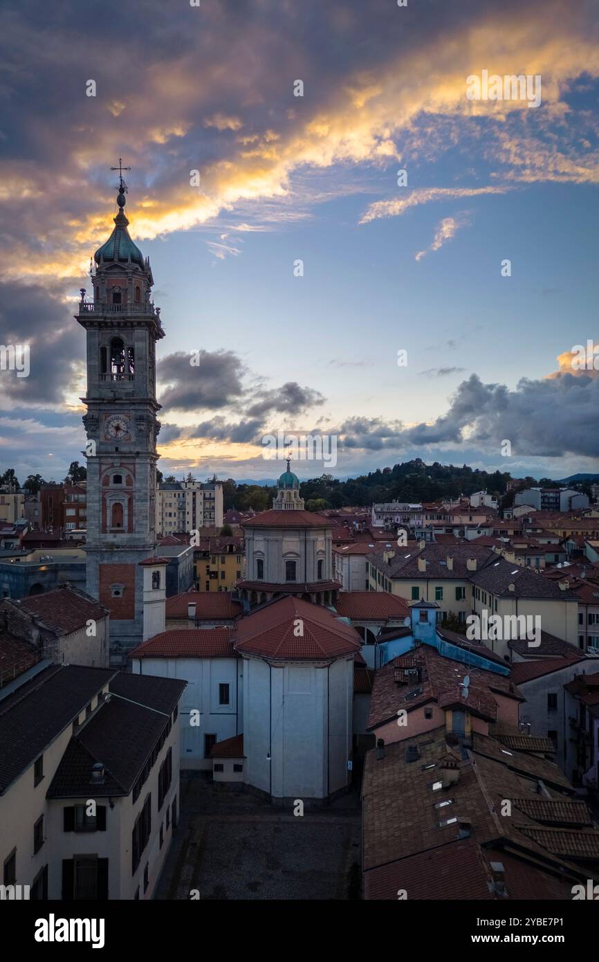 Herbstlicher Sonnenuntergang über der Basilika San Vittore und dem Glockenturm Bernascone. Varese, Lombardei, Italien. Stockfoto