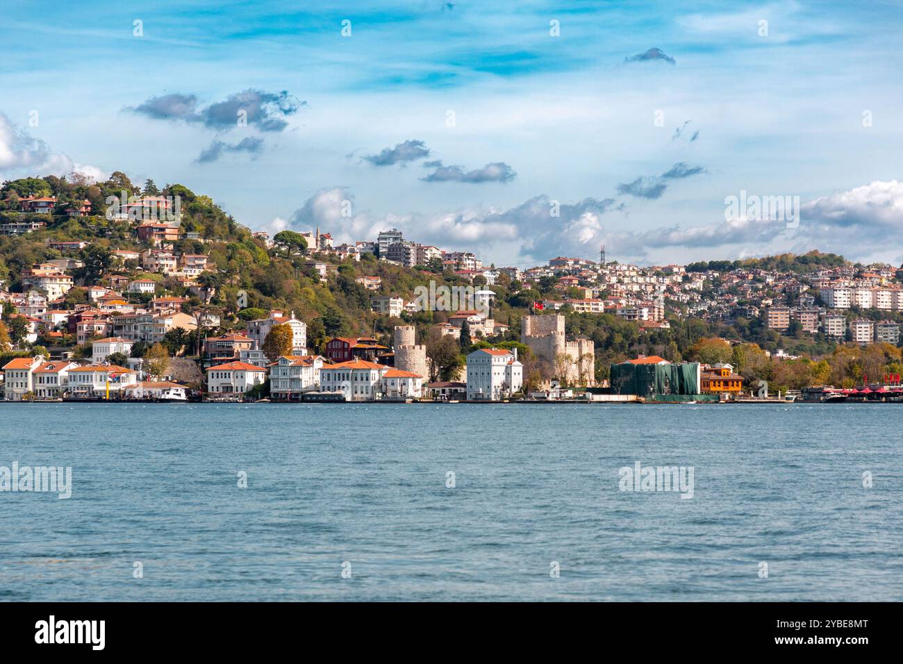 Istanbul, Turkiye – 14. Oktober 2024: Anadoluhisari, die Anatolische Festung oder Guzelce Hisar ist eine mittelalterliche osmanische Festung auf der anatolischen Seite Stockfoto