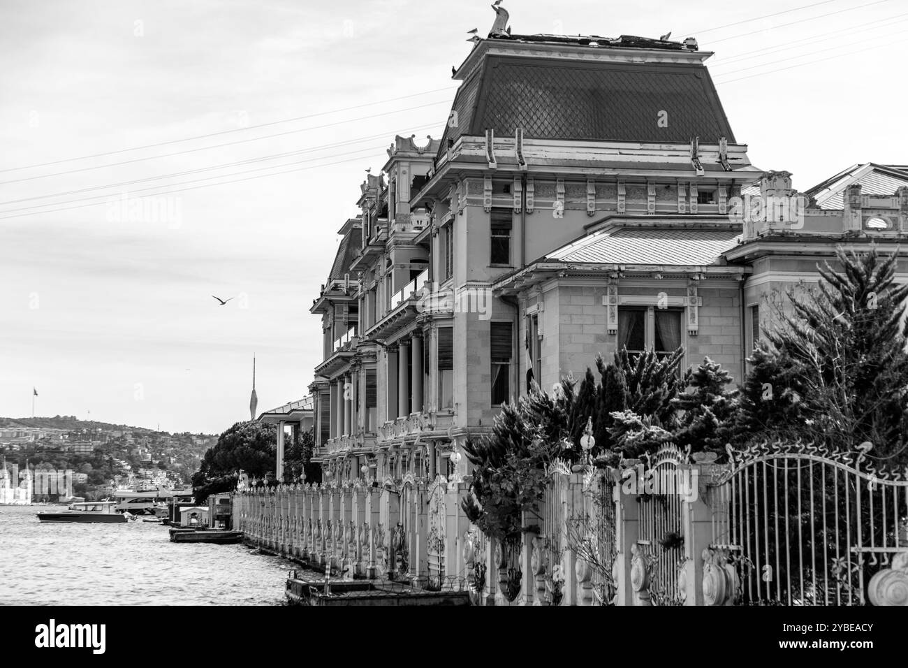 Istanbul, Turkiye - 14. Oktober 2024: Der ägyptische Konsulatspalast an der Küste von Bebek, einem wohlhabenden Viertel in Besiktas, der europäischen Seite von Stockfoto