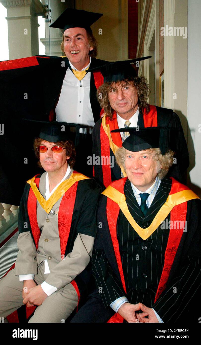 Die Slade-Rock-Band LtoR Jimmy Lea, Dave Hill, Don Powell und Noddy Holder erhielten 2002 Ehrendoktorwürde an der Wolverhampton University. Stockfoto