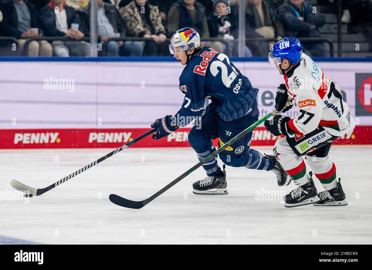 Veit Oswald (EHC Red Bull Muenchen, #27) verfolgt von Luca Tosto (Augsburger Panther, #77). GER, EHC Red Bull München gegen Augsburger Panther, Eishockey, DEL, 10. Spieltag, Saison 2024/2025, 18.10.2024. Foto: Eibner-Pressefoto/Heike Feiner Stockfoto