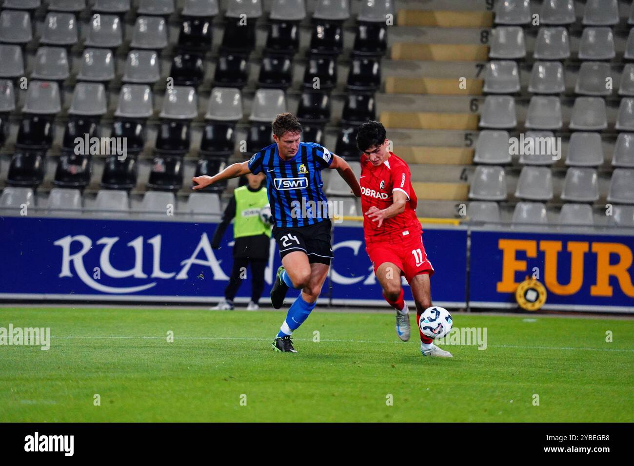 Freiburg Im Breisgau, Deutschland. Oktober 2024. ZWEIKAMPF im Strafraum zwischen Daniel Buballa (SV Eintracht-Trier Nr. 24) und Marco W?rner (SC Freiburg II Nr. 11) Regionalliga S?dwest: SC Freiburg II vs. SV Eintracht-Trier, Dreisamstadion, Freiburg am 18.10.2024 DFB-VORSCHRIFTEN VERBIETEN JEDE VERWENDUNG VON FOTOGRAFIEN ALS BILDSEQUENZEN UND/ODER QUASI-VIDEO. Quelle: dpa/Alamy Live News Stockfoto