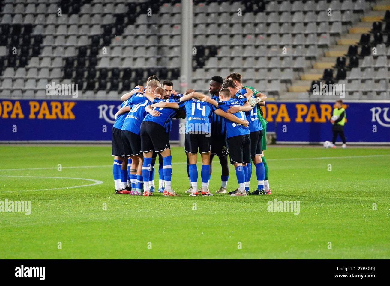 Freiburg Im Breisgau, Deutschland. Oktober 2024. SV Eintracht Trier beim Manschaftskreis vor Spielbeginn Regionalliga S?dwest: SC Freiburg II vs. SV Eintracht-Trier, Dreisamstadion, Freiburg am 18.10.2024 DFB-VORSCHRIFTEN VERBIETEN JEDE VERWENDUNG VON FOTOGRAFIEN ALS BILDSEQUENZEN UND/ODER QUASI-VIDEO. Quelle: dpa/Alamy Live News Stockfoto