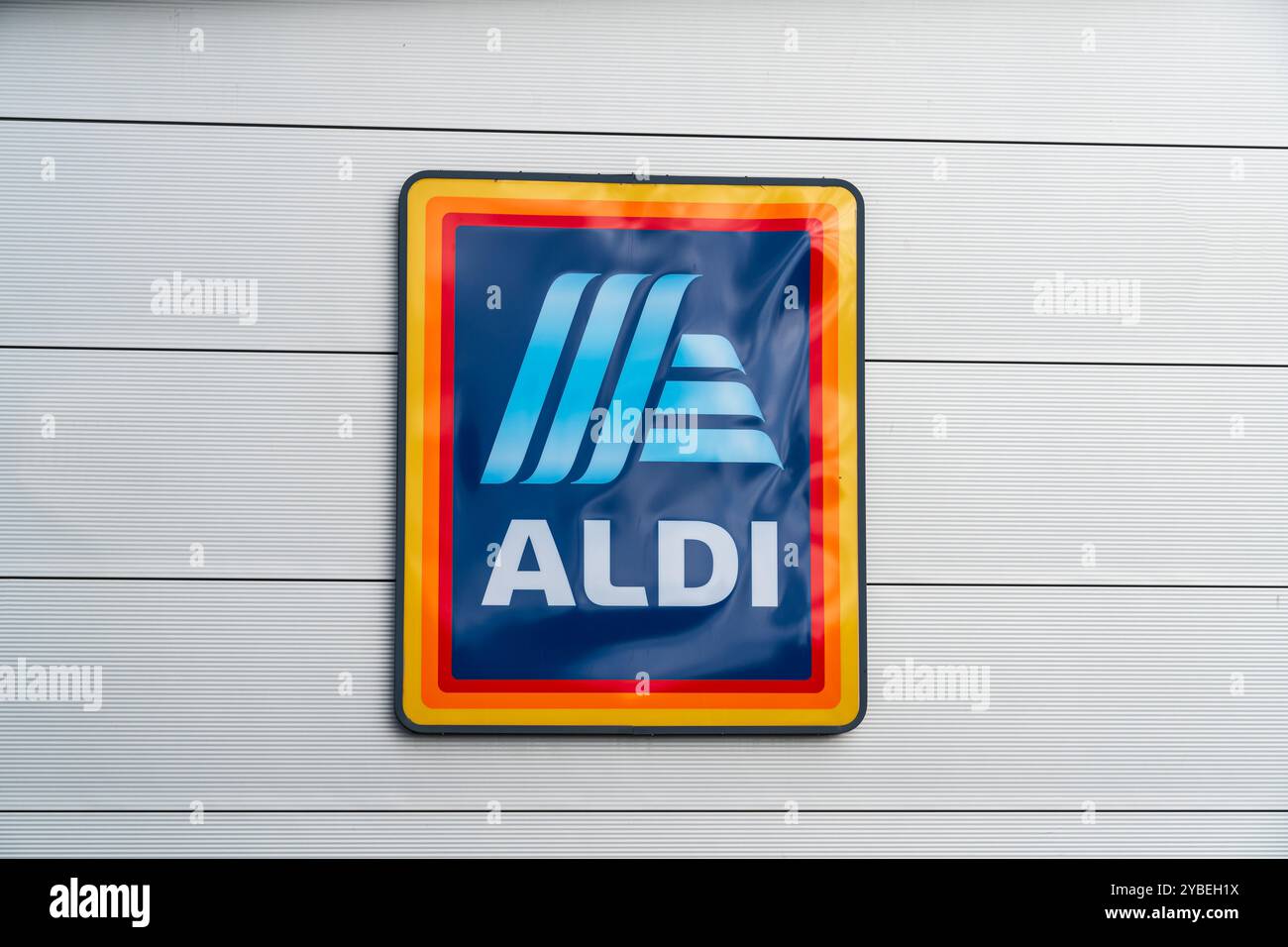 Newport, Shropshire, Vereinigtes Königreich – 17. Oktober 2024: Externe Beschilderung der deutschen multinationalen Supermarktkette Aldi Stockfoto
